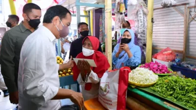 Kunjungi Pasar Pucang Anom Surabaya, Presiden Berikan Bansos