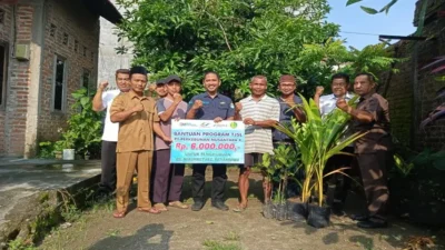 Jaga Kelestarian Lingkungan, PTPN X Bagikan Bibit Pada Warga
