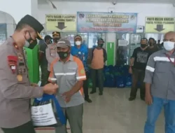Serahkan Bantuan di Masa PPKM Mikro Bersama Badan Eksekutif Mahasiswa (BEM) Unkhair Ternate, Wakapolda Malut : Jangan Lupa Tetap Jaga Protokes