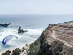 Ajak Bupati Pacitan Jajal “Surfing” Bareng di Pantai, Sandiaga Uno Ngaku Renangnya Bisa, Tapi…