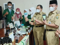 Wajar,  Jika Gurunya Kasih Acungan Jempol Saat Foto-foto  kepada Anak Didiknya, Bahkan Bisa Sabet Juara III dalam Ajang Ini,  Mereka Itu Kreatif Berhasil Bikin Jamu Untuk Para Pengidap Asam Urat, Bikin Jamu Itu Relatif Muda, Aku Amelia, Begini Penjelasannya