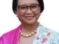 Menlu Retno Marsudi, terima penghargaan medali emas kemerdekaan pers dari PWI