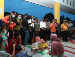Bahu Membahu Bantu Korban Erupsi Semeru