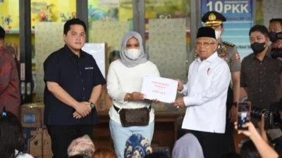 Wapres Turun Serahkan Bantuan Pengungsi Plumpang   