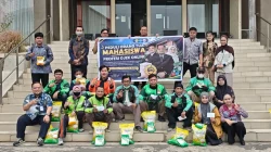 Air Mata Haru di Kampus Polsri: Senyum Pejuang Ojol Saat Kasih Para Pendidik Menepi